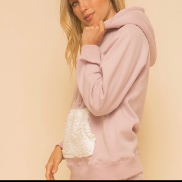 Host Pick 🥳 POL Hoodie with sherpa on the pocket and inside the hood. - Picture 3 of 5